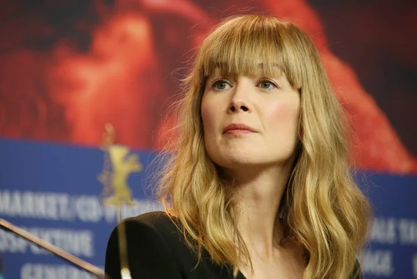Rosamund Pike '7 günde Entebbe' adlı görülür (Entebbe içinde 7 Tage) basın toplantısı sırasında 68 Berlinale Uluslararası Film Festivali Berlin Grand Hyatt Hotel'de üzerinde 19 Şubat 2018, Berlin, Almanya. 