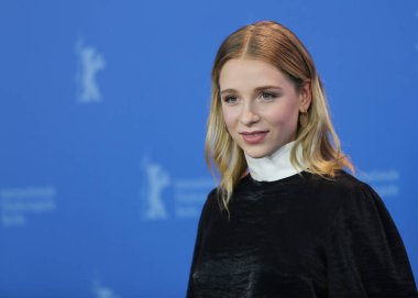 Sırasında 68 Berlinale Uluslararası Film Festivali Berlin Grand Hyatt Hotel'de üzerinde 20 Şubat 2018, Berlin, Almanya Lena Klenke pozlar 'sessiz devrim' fotoğraf arama.
