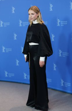 Sırasında 68 Berlinale Uluslararası Film Festivali Berlin Grand Hyatt Hotel'de üzerinde 20 Şubat 2018, Berlin, Almanya Lena Klenke pozlar 'sessiz devrim' fotoğraf arama.