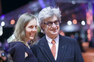 Wim Wenders ve eşi Donata katılmak saygı Willem Dafoe ve 'The Hunter' tarama sırasında 68 Film Festivali Berlin adlı Berlinale Palast üzerinde 20 Şubat 2018, Berlin, Almanya. 