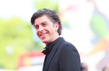 Michele Riondino kırmızı halı açılış töreni ve 'Adam ilk' 75 Venedik Film Festivali sırasında Sala Grande üzerinde 29 Ağustos 2018 Venedik, İtalya için eleme önde yürüyor. 