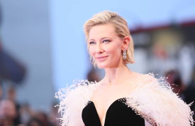 Cate Blanchett 'A Star Is Born' tarama 75 Venedik Film Festivali sırasında önüne kırmızı halı Sala Grande adlı 31 Ağustos 2018 üzerinde Venedik, İtalya'da yürüyor. 