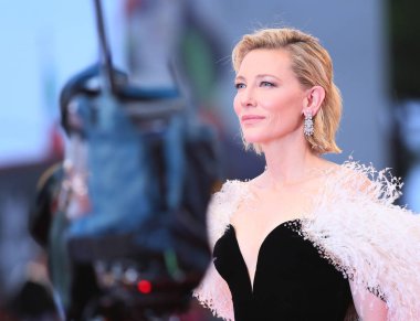  Cate Blanchett 'A Star Is Born' tarama 75 Venedik Film Festivali sırasında önüne kırmızı halı Sala Grande adlı 31 Ağustos 2018 üzerinde Venedik, İtalya'da yürüyor.