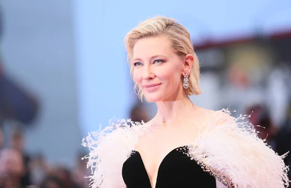 Cate Blanchett Camina Por Alfombra Roja Antes Proyección Star Born —  Fotos de Stock