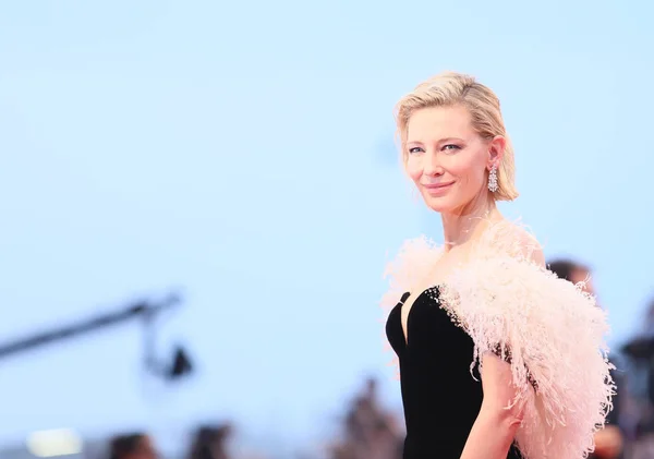 Cate Blanchett Camina Por Alfombra Roja Antes Proyección Star Born —  Fotos de Stock