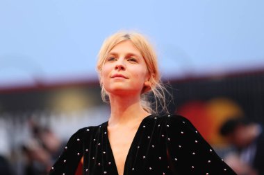Clmence vecize kırmızı halı üzerinde 31 Ağustos 2018 'A Star Is Born' tarama sırasında 75 Venedik Film Festivali, Venedik, İtalya, önde yürüyor.
