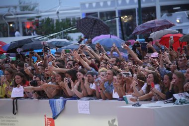 Atmosfer genel bir görünümünü kırmızı halı 'A Star Is 75 Venedik Film Festivali sırasında Sala Grande üzerinde 31 Ağustos 2018 Venedik, İtalya için eleme Born' önde yürüyor. 
