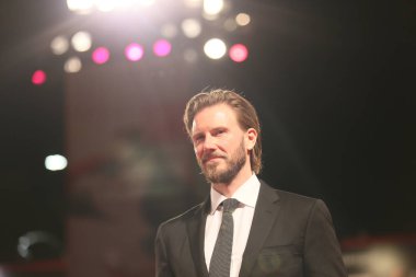  Bill Heck kırmızı halıda yürür 