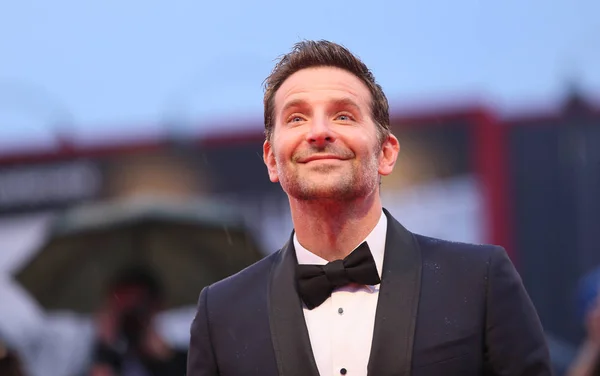 Bradley Cooper Camina Por Alfombra Roja Antes Proyección Star Born — Foto de Stock