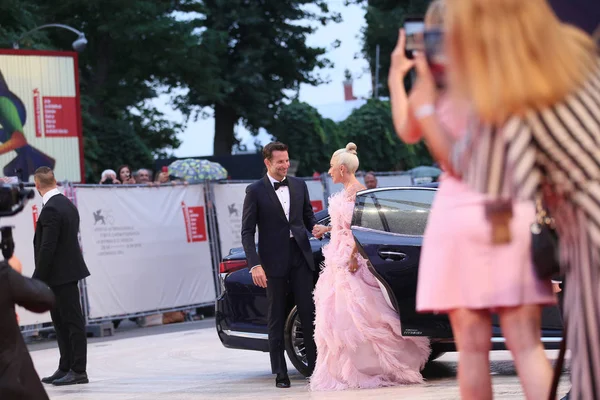 Bradley Cooper Lady Gaga Séta Vörös Szőnyeget Előtt Csillag Születik — Stock Fotó