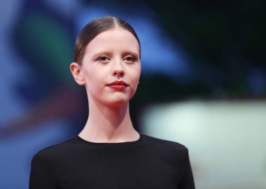Mia Goth kırmızı halı '75 Venedik Film Festivali sırasında Sala Grande üzerinde 1 Eylül 2018 Venedik, İtalya için eleme Suspiria' önde yürüyor. 