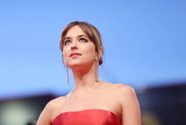 Dakota Johnson kırmızı halı '75 Venedik Film Festivali sırasında Sala Grande üzerinde 1 Eylül 2018 Venedik, İtalya için eleme Suspiria' önde yürüyor.