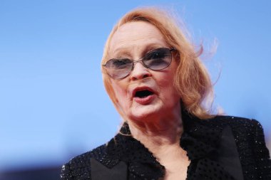 Ingrid Caven kırmızı halı '75 Venedik Film Festivali sırasında Sala Grande üzerinde 1 Eylül 2018 Venedik, İtalya için eleme Suspiria' önde yürüyor. 