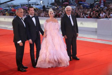 Lady Gaga, Alberto Barbera, Paolo Baratta, Bradley Cooper kırmızı halı 'A Star Is Born' tarama 75 Venedik Festivali sırasında önde Sala Grande adlı 31 Ağustos 2018 üzerinde Venedik, İtalya'da yürüyüş.