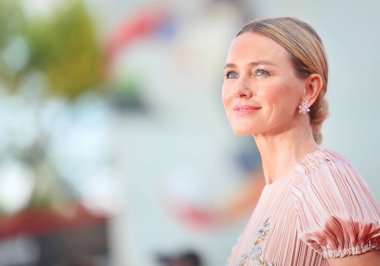 Naomi Watts kırmızı halı '75 Venedik Film Festivali sırasında Sala Grande üzerinde 30 Ağustos 2018 Venedik, İtalya için eleme Roma' önde yürüyor.