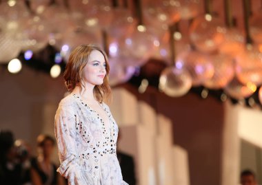 Aktris Emma Stone kırmızı halı '75 Venedik Film Festivali sırasında Sala Grande üzerinde 30 Ağustos 2018 Venedik, İtalya için eleme favori' önde yürüyor.