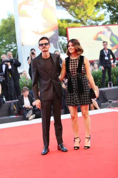 Fabio Rovazzi kırmızı halı 'Vox 75 Venedik Film Festivali sırasında Sala Grande üzerinde 4 Eylül 2018 Venedik, İtalya eleme Lux' önde yürüyor. 