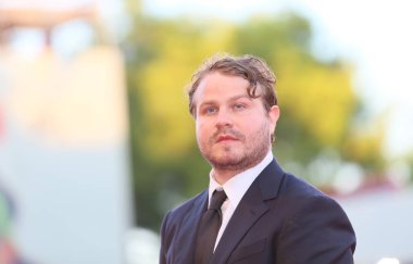 Yönetmen Brady Corbet kırmızı halı 'Vox 75 Venedik Film Festivali sırasında Sala Grande üzerinde 4 Eylül 2018 Venedik, İtalya eleme Lux' önde yürüyor. 