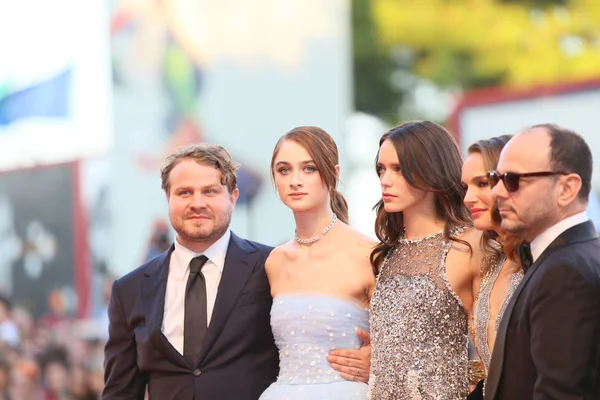 Stacy Martin Natalie Portman Raffey Cassidy Brady Corbet Caminan Por —  Fotos de Stock