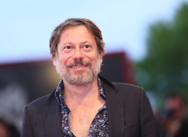 Mathieu Amalric kırmızı halı '75 Venedik Film Festivali sırasında Sala Grande Tarih 3 Eylül 2018 Venedik, İtalya için eleme, sonsuzluk'ın Kapısı' önde yürüyor.