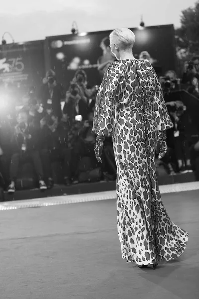 ティルダ スウィントンは 永遠のゲート ヴェネツィア イタリアで 2018 日にサラ グランデで ヴェネツィア映画祭上映前のレッド カーペットを歩く — ストック写真