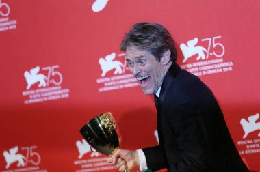 Venedik, İtalya için 8 Eylül 2018 üzerinde 75 Venedik Film Festivali sırasında ile en iyi erkek oyuncu ', sonsuzluk'ın kapısında' kazananlar Photocall Coppa Volpi Willem Dafoe poz veriyor.