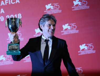 Venedik, İtalya için 8 Eylül 2018 üzerinde 75 Venedik Film Festivali sırasında ile en iyi erkek oyuncu ', sonsuzluk'ın kapısında' kazananlar Photocall Coppa Volpi Willem Dafoe poz veriyor.