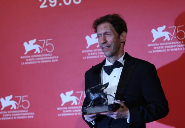 Tim Blake Nelson ile en iyi senaryo ödülü için 'Ballad Of Buster Scruggs' kazananlar Fotocall, Venedik, İtalya için 8 Eylül 2018 üzerinde 75 Venedik Film Festivali sırasında poz veriyor. 