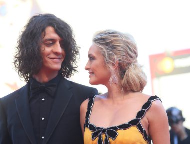 Francesco Motta ve Carolina Crescentini 75 Venedik Film Festivali sırasında Sala Grande üzerinde 8 Eylül 2018 Venedik, İtalya öncesinde ödül töreni kırmızı halı yürüyüş.