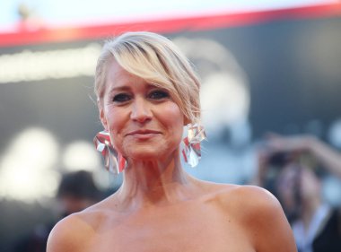 75 Venedik Film Festivali sırasında Sala Grande üzerinde 8 Eylül 2018 Venedik, İtalya için kırmızı halı ödül töreni öncesinde Trine Dyrholm yürür. 