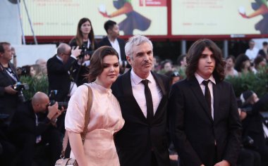 Olmo Teodoro Cuaron, Alfonso Cuaron ve Tess Bu Cuaron yürüyüş öncesinde ödül töreni kırmızı halı 75 Venedik Film Festivali sırasında Sala Grande üzerinde 8 Eylül 2018 Venedik, İtalya. 