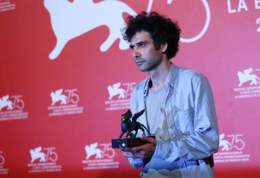 Kais Nashif pozlar 'Tel Aviv On Fire' kazananlar Photocall 75 Venedik Film Festivali sırasında Sala Grande üzerinde 8 Eylül 2018 Venedik, İtalya, en iyi erkek oyuncu ödülü Orizzonti Ödülü ile.