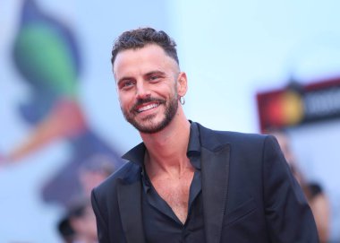 Andrea Montovoli 75 Venedik Film Festivali sırasında Sala Grande üzerinde 7 Eylül 2018 Venedik, İtalya eleme kırmızı halı 'Bir ulusun bir King (Un Peuple Et oğlum ROI)' önde yürüyor.