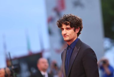 Louis Garrel 75 Venedik Film Festivali sırasında Sala Grande üzerinde 7 Eylül 2018 Venedik, İtalya eleme kırmızı halı 'Bir ulusun bir King (Un Peuple Et oğlum ROI)' önde yürüyor.