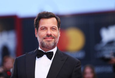 Laurent Lafitte 75 Venedik Film Festivali sırasında Sala Grande üzerinde 7 Eylül 2018 Venedik, İtalya eleme kırmızı halı 'Bir ulusun bir King (Un Peuple Et oğlum ROI)' önde yürüyor. 