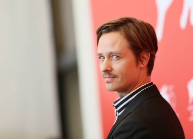Tom Schilling 75 Venedik Film Festivali sırasında Sala Casino üzerinde 4 Eylül 2018 Venedik, İtalya 'Werk Ohne Autor (asla bakmak uzağa)' photocall katılır.