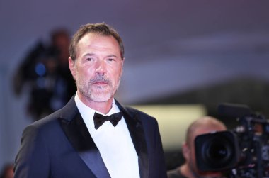 Sebastian Koch 75 Venedik Film Festivali sırasında Sala Grande üzerinde 4 Eylül 2018 Venedik, İtalya eleme kırmızı halı 'Werk Ohne Autor (asla bakmak uzağa)' önde yürüyor.