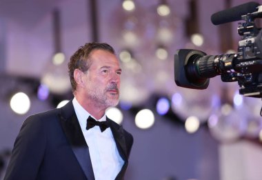 Sebastian Koch 75 Venedik Film Festivali sırasında Sala Grande üzerinde 4 Eylül 2018 Venedik, İtalya eleme kırmızı halı 'Werk Ohne Autor (asla bakmak uzağa)' önde yürüyor.