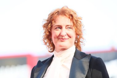 Jennifer Kent kırmızı halı 'Bülbül ' 75 Venedik Film Festivali sırasında Sala Grande üzerinde 6 Eylül 2018 Venedik, İtalya eleme önde yürüyor. 