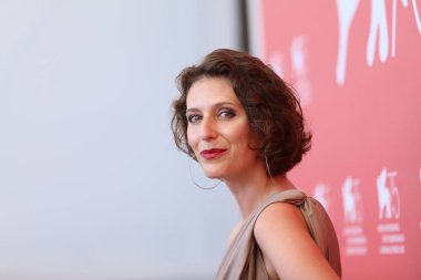Natasha Merkulova 75 Venedik Film Festivali sırasında Sala Casino 5 Eylül 2018 üzerinde Venedik, İtalya 'adam kim sürpriz herkes (Tchelovek Kotoris Udivil Vseh)' photocall katılır. 