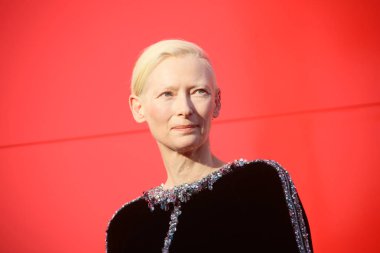 Tilda Swinton 'L'Annee Derniere bir Marienbad' tarama 75 Venedik Film Festivali sırasında önüne kırmızı halı Sala Giardino adlı 5 Eylül 2018 üzerinde Venedik, İtalya'da yürüyor. 