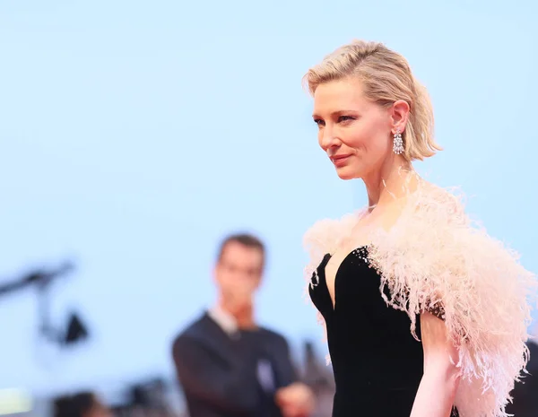 Cate Blanchett Schreitet Über Den Roten Teppich Vor Der Vorführung — Stockfoto