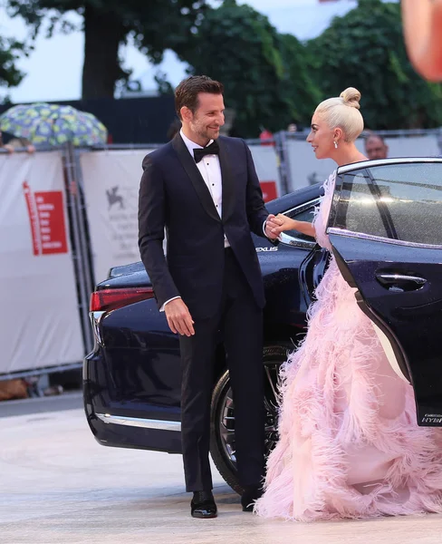 Bradley Cooper Lady Gaga Marchent Sur Tapis Rouge Avant Projection — Photo