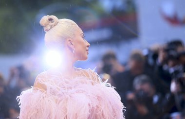 Lady Gaga 'A Star Is Born' tarama 75 Venedik Film Festivali sırasında önüne kırmızı halı Sala Grande adlı 31 Ağustos 2018 üzerinde Venedik, İtalya'da yürüyor.