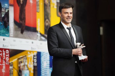  Francois Ozon bir basın toplantısı kazanan gümüş ayı büyük Jüri Ödülü 'tarafından Grace Tanrı'nın ' film için sonra 69 Berlinale Film Festivali sırasında Berlin, Almanya üzerinde 16 Şubat 2019 katılır.                              