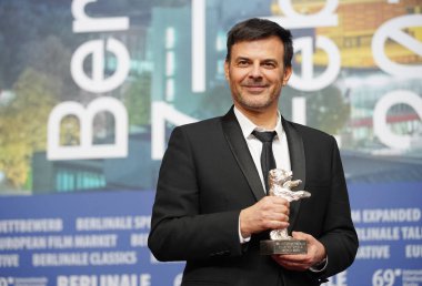  Francois Ozon bir basın toplantısı kazanan gümüş ayı büyük Jüri Ödülü 'tarafından Grace Tanrı'nın ' film için sonra 69 Berlinale Film Festivali sırasında Berlin, Almanya üzerinde 16 Şubat 2019 katılır.                              