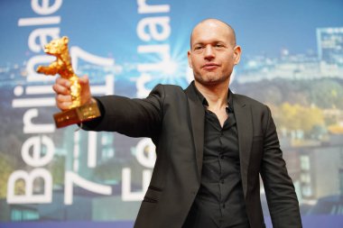   Altın ayı için en iyi Film 'Synonymes' 69 Berlinale Film Festivali sırasında Berlin, Almanya için 16 Şubat 2019 kazandıktan sonra bir basın toplantısı Nadav Lapid katılır                              
