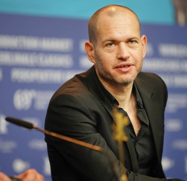   Altın ayı için en iyi Film 'Synonymes' 69 Berlinale Film Festivali sırasında Berlin, Almanya için 16 Şubat 2019 kazandıktan sonra bir basın toplantısı Nadav Lapid katılır                               
