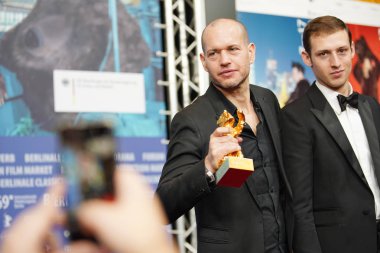  Tom Mercier, altın ayı için en iyi Film 'Synonymes için' üzerinde 16 Şubat 2019, Berlin, Almanya 69 Berlinale Film Festivali sırasında kazandıktan sonra Nadav Lapid attendsa basın toplantısı                              