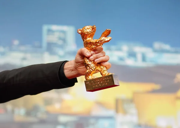 Goldener Bär Bei Der Pressekonferenz Nach Dem Gewinn Des Goldenen — Stockfoto